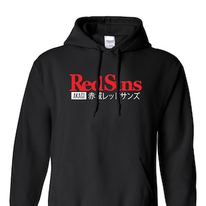 Op de afbeelding: Zwart hoodie met een rood "Red Suns" logo en de tekst "AKAGI 赤 レッド サンズ" in het Japans.