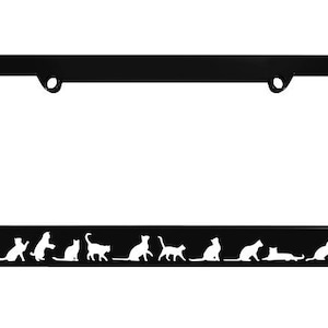 Op de afbeelding: Zwarte kentekenplaathouder met een wit silhouet van een rij katten die over de onderkant lopen.