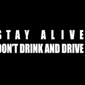 Könnte beinhalten: Schwarzer Hintergrund mit weißem Text, der "STAY ALIVE DON'T DRINK AND DRIVE" in fetter, serifenloser Schrift liest.