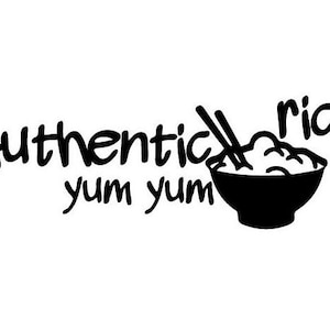 Può includere: Illustrazione in bianco e nero di una ciotola di riso con bacchette, con il testo "Authentic yum yum rice" sotto.