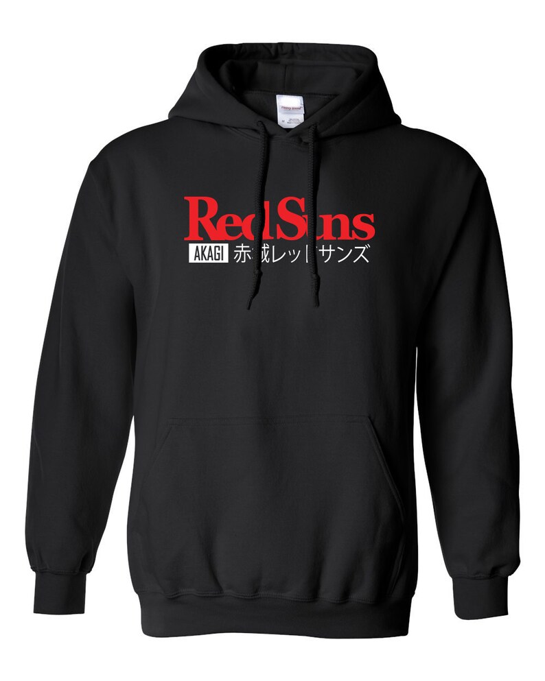 Pu&ograve; includere: Una felpa nera con cappuccio e maniche lunghe caratterizzata da una grafica frontale con la scritta RedSuns in rosso, seguita dal testo AKAGI e da caratteri giapponesi in bianco. Il capo presenta un cappuccio con coulisse e una tasca a marsupio.
