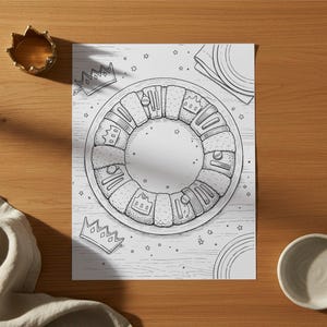 Op de afbeelding: Zwart-wit illustratie van een King Cake op een bord, omringd door sterren en kroon tekeningen. Een kleine gouden kroon en een witte kom zijn ook zichtbaar op een houten oppervlak.