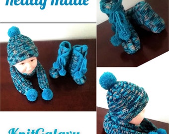 Jazzy teal ready made hand knitted set: hat, scarf & socks in bootties style for children, pompoms in 2 colours,gift wrap,Handmade,UK Seller