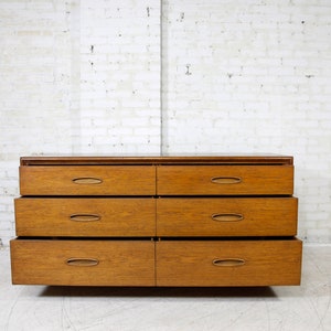 Vintage MCM 6 drawer dresser by Henredon Heritage Fine furniture Free delivery only in NYC and Hudson Valley areas image 5