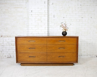 Vintage MCM 6 drawer dresser by Henredon Heritage Fine furniture | Free delivery only in NYC and Hudson Valley areas