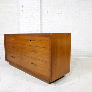 Vintage MCM 6 drawer dresser by Henredon Heritage Fine furniture Free delivery only in NYC and Hudson Valley areas image 3
