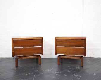 Vintage MCM pair of walnut brutalist style nightstands by Acme Furniture Co. | Free delivery only in NYC and Hudson Valley areas