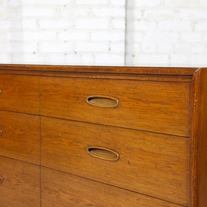 Vintage MCM 6 drawer dresser by Henredon Heritage Fine furniture Free delivery only in NYC and Hudson Valley areas image 6