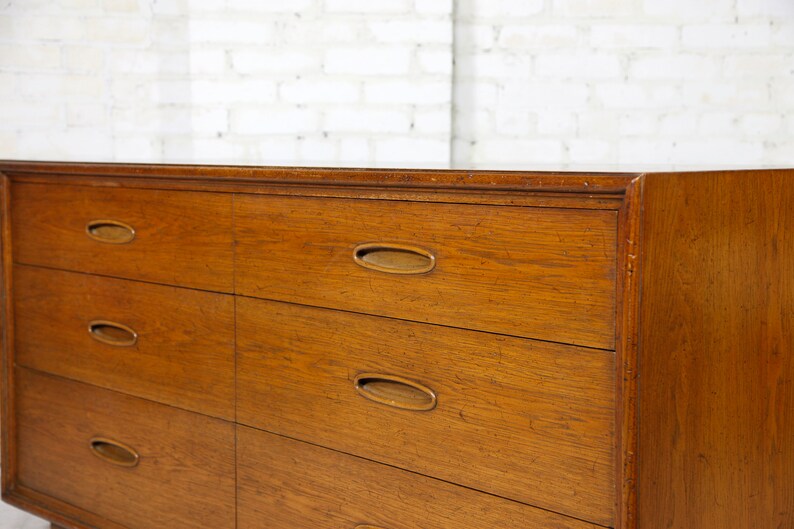 Vintage MCM 6 drawer dresser by Henredon Heritage Fine furniture Free delivery only in NYC and Hudson Valley areas image 6