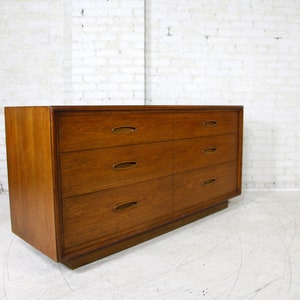 Vintage MCM 6 drawer dresser by Henredon Heritage Fine furniture Free delivery only in NYC and Hudson Valley areas image 2