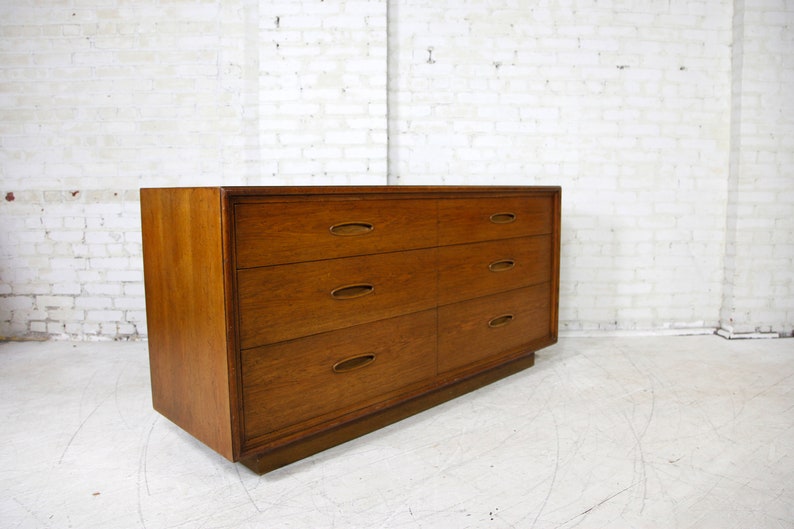 Vintage MCM 6 drawer dresser by Henredon Heritage Fine furniture Free delivery only in NYC and Hudson Valley areas image 2