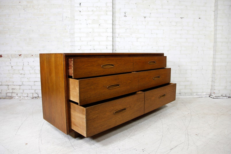 Vintage MCM 6 drawer dresser by Henredon Heritage Fine furniture Free delivery only in NYC and Hudson Valley areas image 4