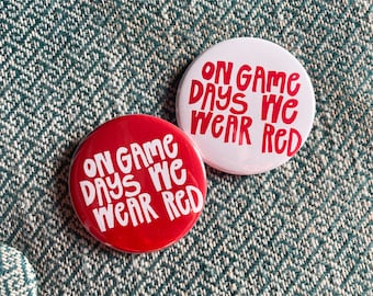 An Spieltagen tragen wir einen roten Button | Arkansas Game Day | College Football | Rot & Weiß