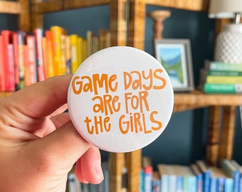 Spieltage sind für die Girls Button | Spieltag | College Football | Orange & Weiß