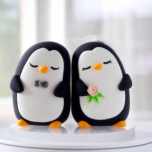 Decorazione per torta nuziale a forma di pinguino fatta a mano: statuetta minimalista in argilla essiccata all&#39;aria