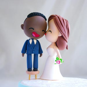 Topper per torta nuziale basso con sposo alto e sposa / Topper per torta nuziale personalizzato con bambini e cane / Topper per torta di famiglia personalizzato con bambini e animali domestici