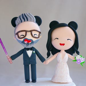 Adorno para tarta de bodas de ciencia ficción personalizado Figura de novia y novio / Disfraz de novia y novio con orejas de ratón / Adorno para tarta de bodas con perro