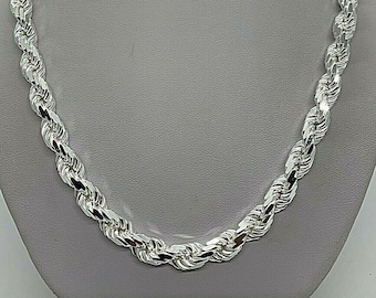 Op de afbeelding: Een zilveren touwketting. De ketting is gemaakt van in elkaar grijpende schakels die een touwachtig patroon vormen.