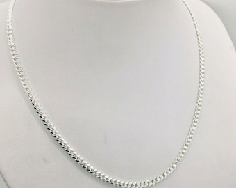 Op de afbeelding: Een zilveren curb chain ketting. De ketting is gemaakt van kleine, in elkaar grijpende schakels.