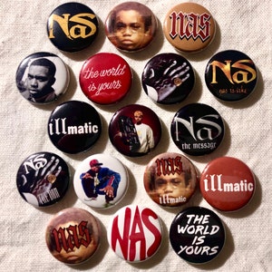 Può includere: Una collezione di 15 spille rotonde a forma di bottone con varie immagini e testi relativi al rapper Nas. Le spille presentano diverse copertine di album, ritratti di Nas e testi delle sue canzoni. Le spille sono di vari colori, tra cui rosso, nero, marrone e oro.
