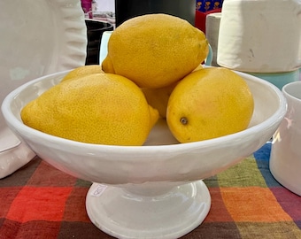 cuenco de pedestal de gres blanco