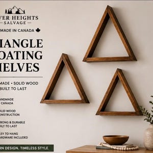 Może przedstawiać: Trzy trójkątne półki wiszące wykonane z ciemnego litego drewna zamontowane na ścianie. Tekst na obrazie brzmi: RIVER HEIGHTS SALVAGE, HANDMADE IN CANADA, TRIANGLE FLOATING SHELVES, HANDMADE SOLID WOOD BUILT TO LAST, MODERN DESIGN. TIMELESS STYLE.