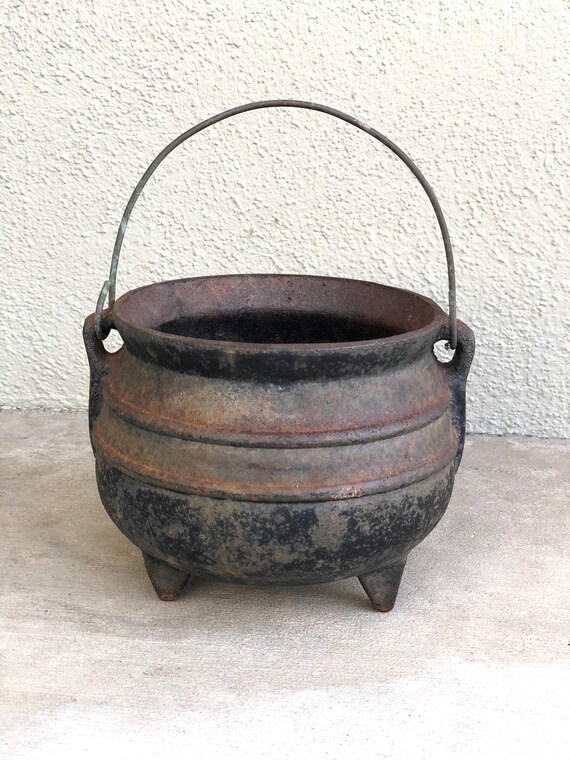 SMALL VINTAGE CAST IRON GLUE PLANT SMELTING MELTING POT