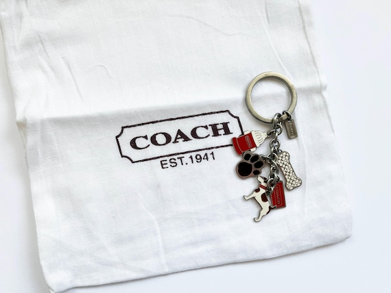COACH ドッグ モチーフ キーホルダー COACH Jack Russell Enamel Charms Keychain in Signature Pouch - Etsy