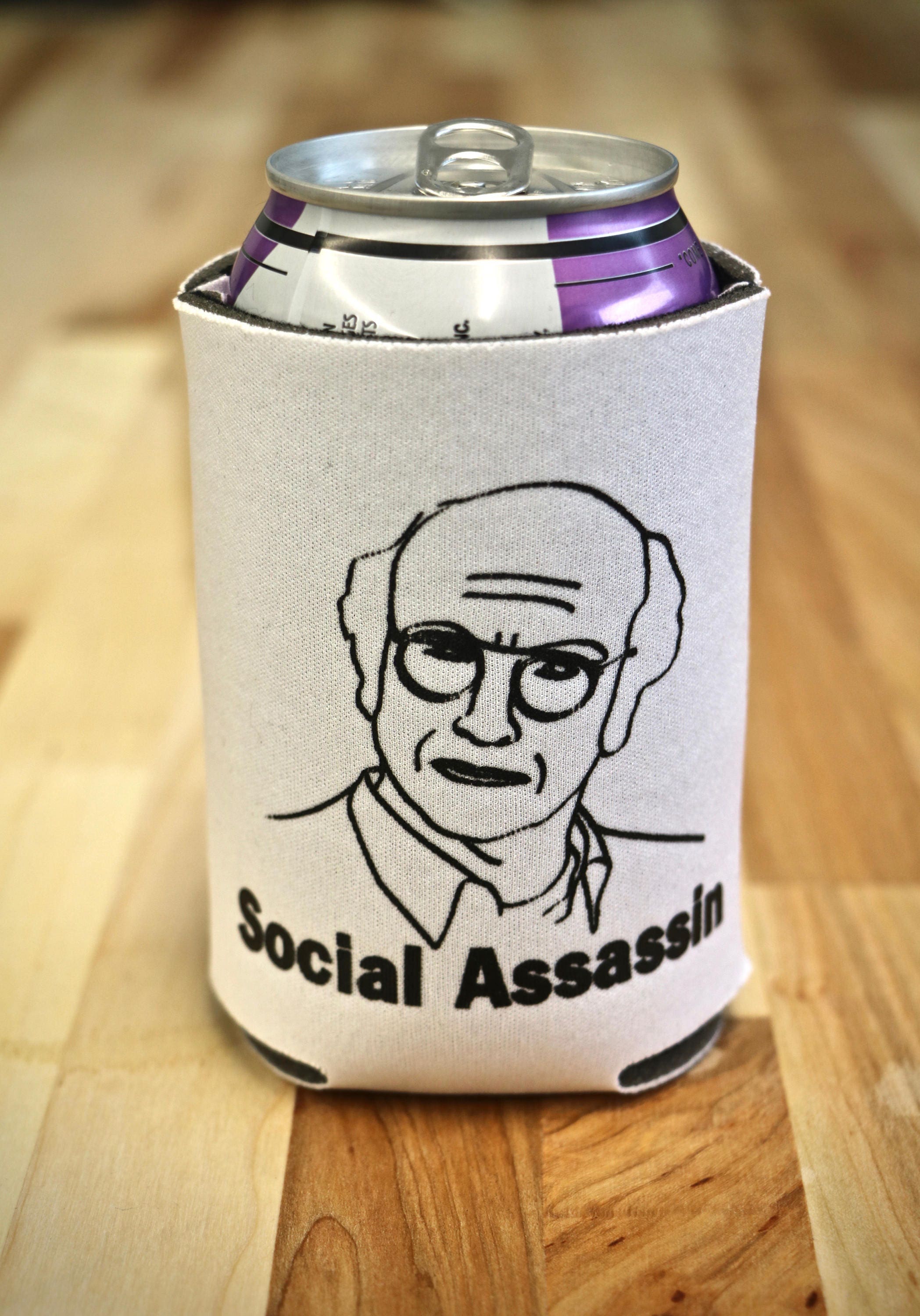 ソーシャルアサシンビールコージー。カーブユアエンスージアズム、ラリーデヴィッド飲料クーリー、クーリー、クージー。 - Etsy 日本, image size:2097x3000
