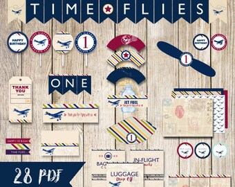 Puede incluir: Un conjunto de 28 archivos PDF imprimibles para una fiesta de primer cumpleaños con temática de avión. El conjunto incluye una pancarta, adornos para cupcakes, etiquetas de regalo y otras decoraciones de fiesta en azul, rojo y blanco.