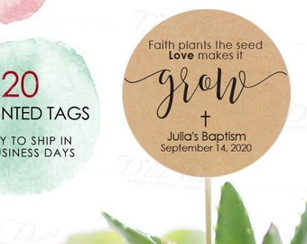 Puede incluir: Veinte etiquetas redondas de papel kraft marrón de 5 cm de diámetro con texto negro. El texto dice "Faith plants the seed Love makes it grow" con un símbolo de cruz y "Julia's Baptism September 14, 2020".
