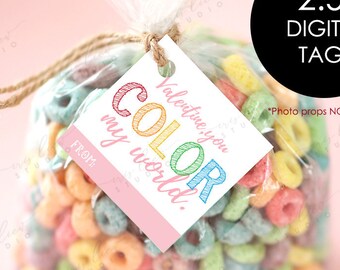 Op de afbeelding: Een roze en witte printbare cadeau-tag met de tekst "Valentine, you color my world." in regenboogkleuren. De tag is 2,5 inch groot en is een digitaal download.