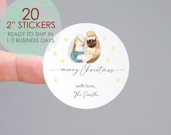 Può includere: 20 adesivi rotondi bianchi con un'illustrazione ad acquerello della Sacra Famiglia, circondata da stelle gialle. Il testo "buon Natale" e "con amore, I Smith" è stampato in nero.