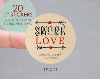 Puede incluir: 20 pegatinas de papel kraft con fondo marrón y corazones rojos. Las pegatinas dicen "SMORE LOVE" con texto negro y flechas. El texto "Jamie & Joseph 10.27.2019" está impreso debajo del texto principal.
