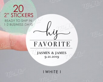 Op de afbeelding: Twintig ronde witte stickers van 5 cm met zwarte tekst die "his favorite" zegt met de namen Jasmin & James en de datum 9.21.2019. De stickers zijn op een grijze achtergrond.