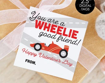 Op de afbeelding: Een printbare Valentijnsdag-cadeaubon met een rode raceauto met de tekst "You are a WHEELIE good friend!" en "Happy Valentine's Day". De bon is 6,35 cm groot.