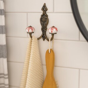 Blauwe keramische knoppen met bloemen | Handgemaakte keukenkastladegrepen