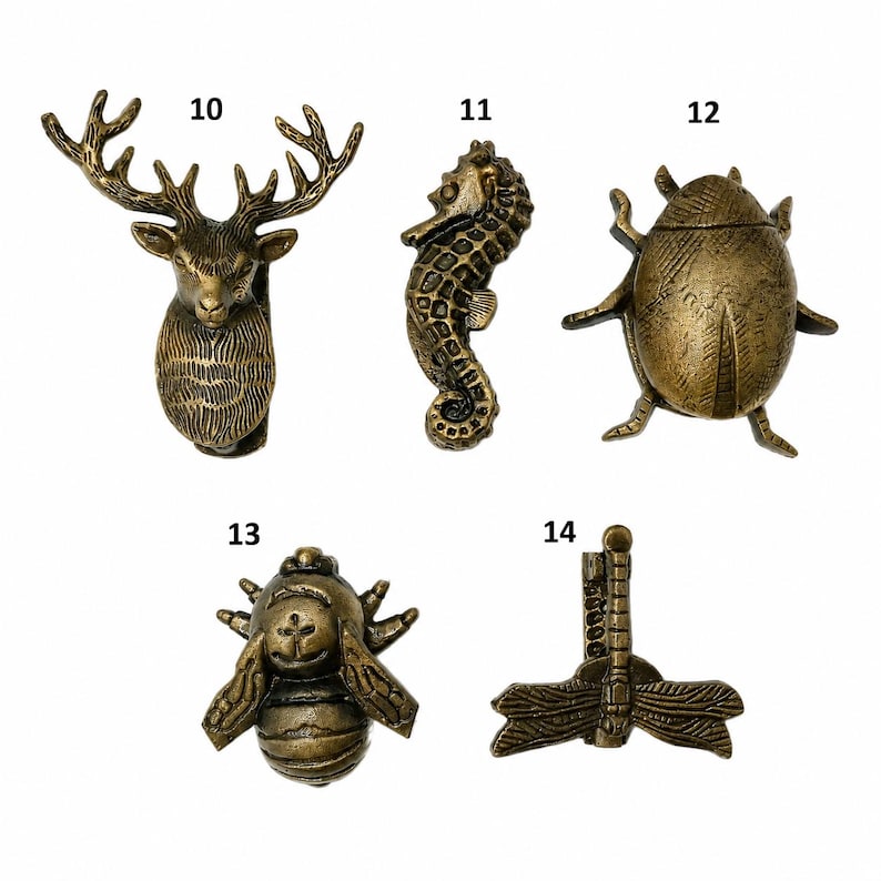 Puede incluir: Un conjunto de cinco pomos de metal en tono lat&oacute;n antiguo con formas de animales e insectos. El set incluye una cabeza de ciervo numerada 10, un caballito de mar 11, un escarabajo 12, una abeja 13 y una lib&eacute;lula numerada 14.