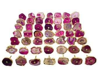 Puxadores de ágata rosa com detalhes em latão, para gavetas de armários.