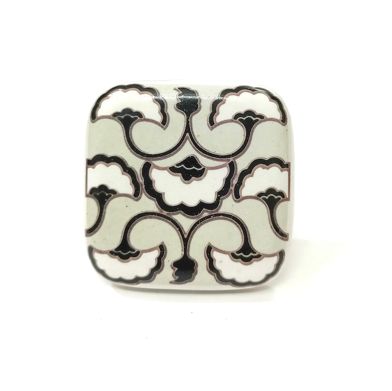 Bouton de meuble en céramique fait main : motif floral noir et blanc, 2,0 po. image 1
