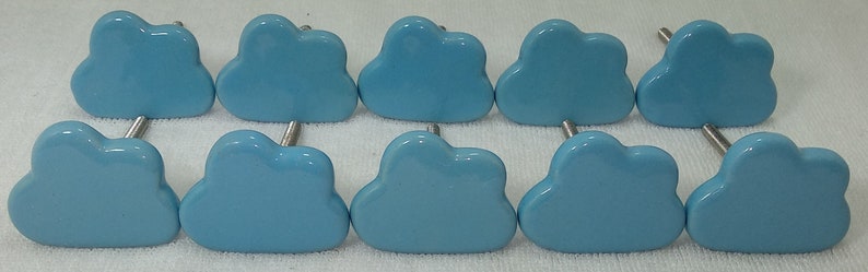 Pode incluir: Dez puxadores de arm&aacute;rio em forma de nuvem azul claro com hastes prateadas. Os puxadores est&atilde;o dispostos em duas fileiras de cinco, oferecendo um toque l&uacute;dico para m&oacute;veis ou decora&ccedil;&atilde;o. Os puxadores s&atilde;o feitos de cer&acirc;mica.