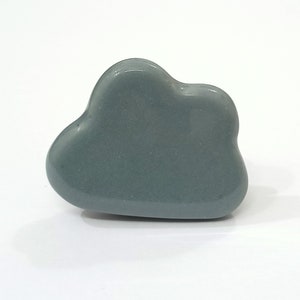 Pu&ograve; includere: Un pomello in ceramica di colore azzurro a forma di nuvola.