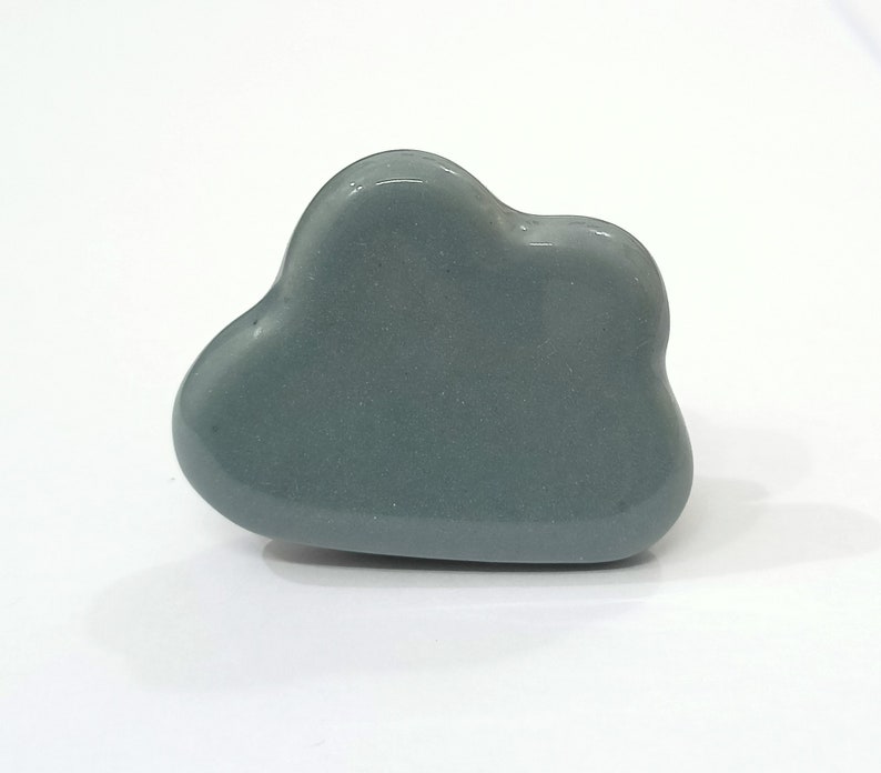 Pu&ograve; includere: Un pomello in ceramica di colore azzurro a forma di nuvola.