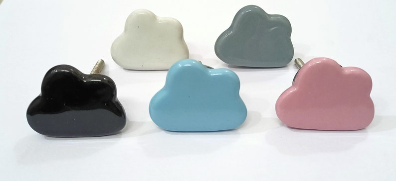 Pu&ograve; includere: Sei pomelli per mobili in ceramica a forma di nuvola in vari colori: bianco, grigio, nero, azzurro e rosa. Ogni pomello ha una vite argentata.