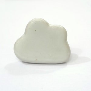 Pu&ograve; includere: Pomo per porta in ceramica bianca a forma di nuvola con una superficie leggermente strutturata.