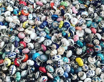 手描きのセラミックノブ：多色の装飾的な引き出しの取っ手