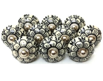 Bouton fleur noire en céramique peint à la main, détail en relief