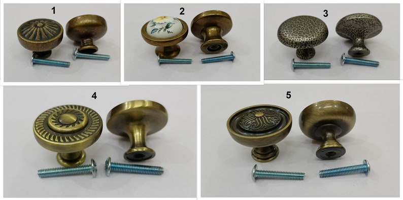 Pu&ograve; includere: Cinque stili diversi di pomelli per armadi in ottone antico con viti abbinate. I pomelli presentano vari disegni, tra cui un'esplosione di sole, un motivo floreale, una superficie strutturata e un motivo geometrico.