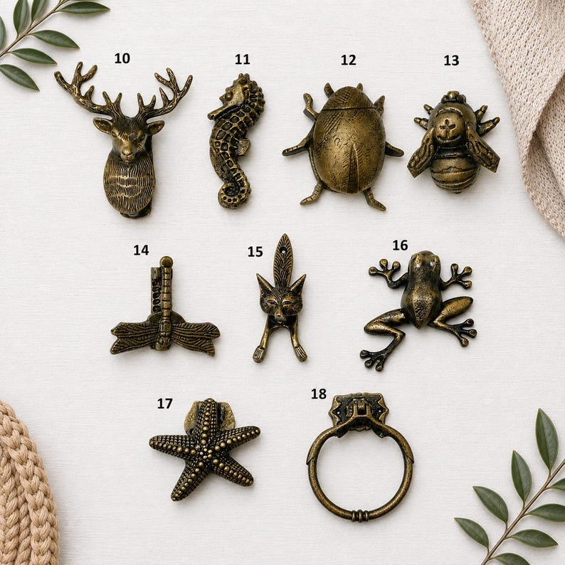 Aldabas de latón vintage con forma de animales, decoración de pared con ciervos, caballitos de mar, escarabajos, abejas y libélulas, herrajes rústicos de metal para puertas de entrada. imagen 1