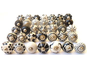 黒と白（オフホワイト）のアソートセラミックノブ、手描きのセラミックドアノブ、キッチンキャビネットの引き出しの引き手、家具キャビネットのノブ